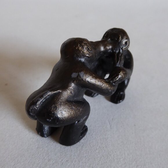 VINTAGE JAPAN JAPANESE CAST IRON KISSING APES MONKEY MONKEYS FIGURE (NEW) - Picture 4 of 9